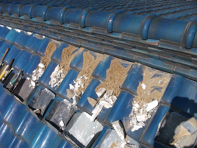 棟の中から漆喰と土が出てくる